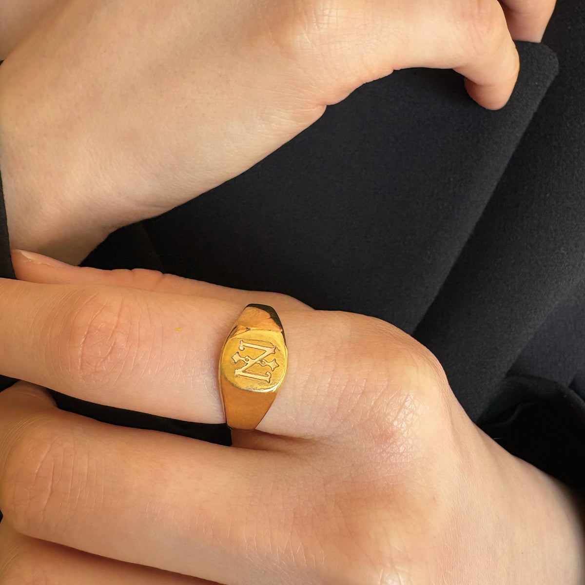 gold】signet ring -Engraving- / oval｜PARCA -ロマンティックな 